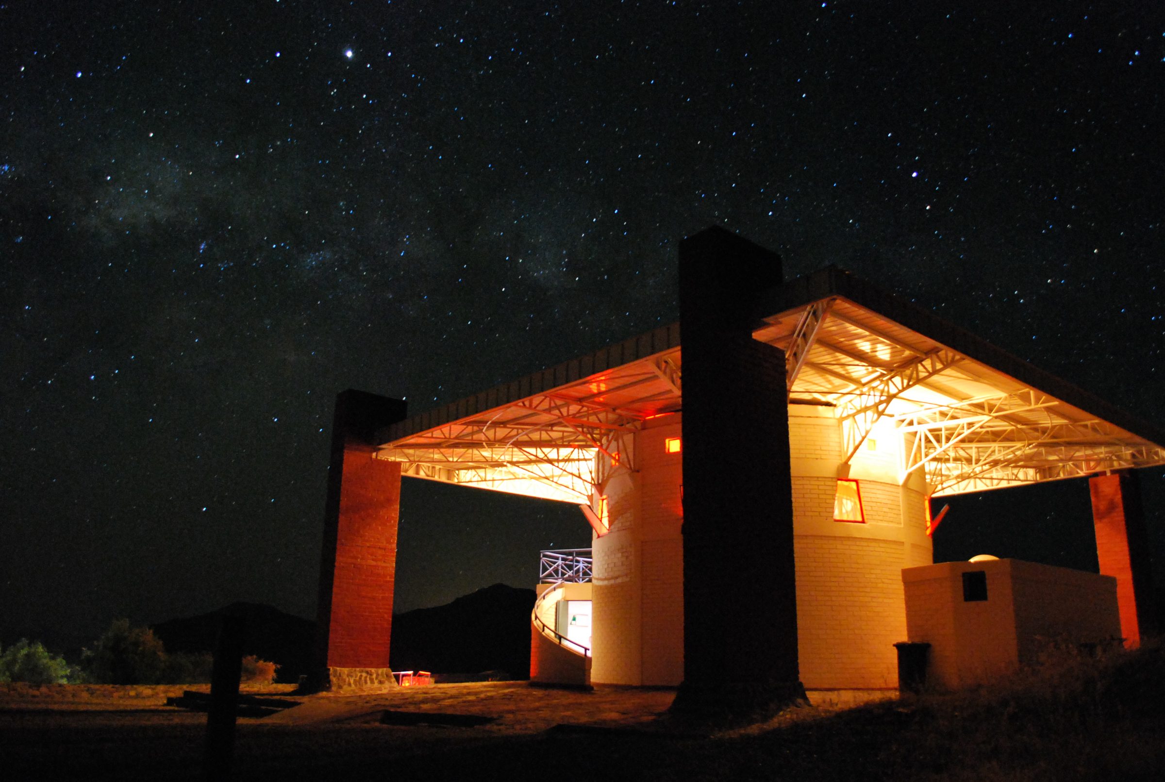 Observatorio Mamalluca de noche bajo la Vía Láctea