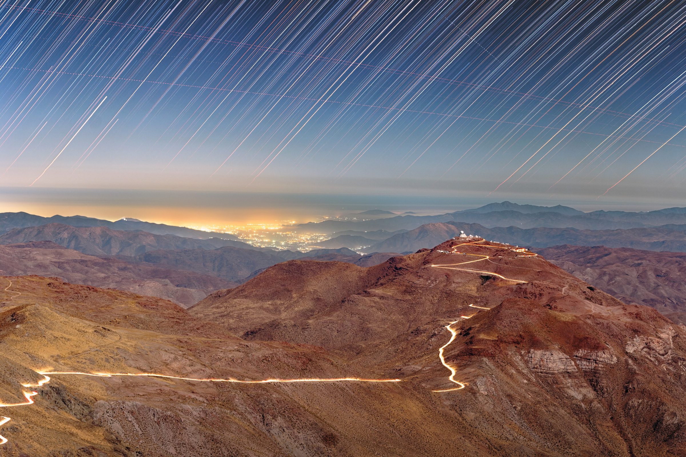 Estelas de estrellas sobre los cerros del Valle de Elqui