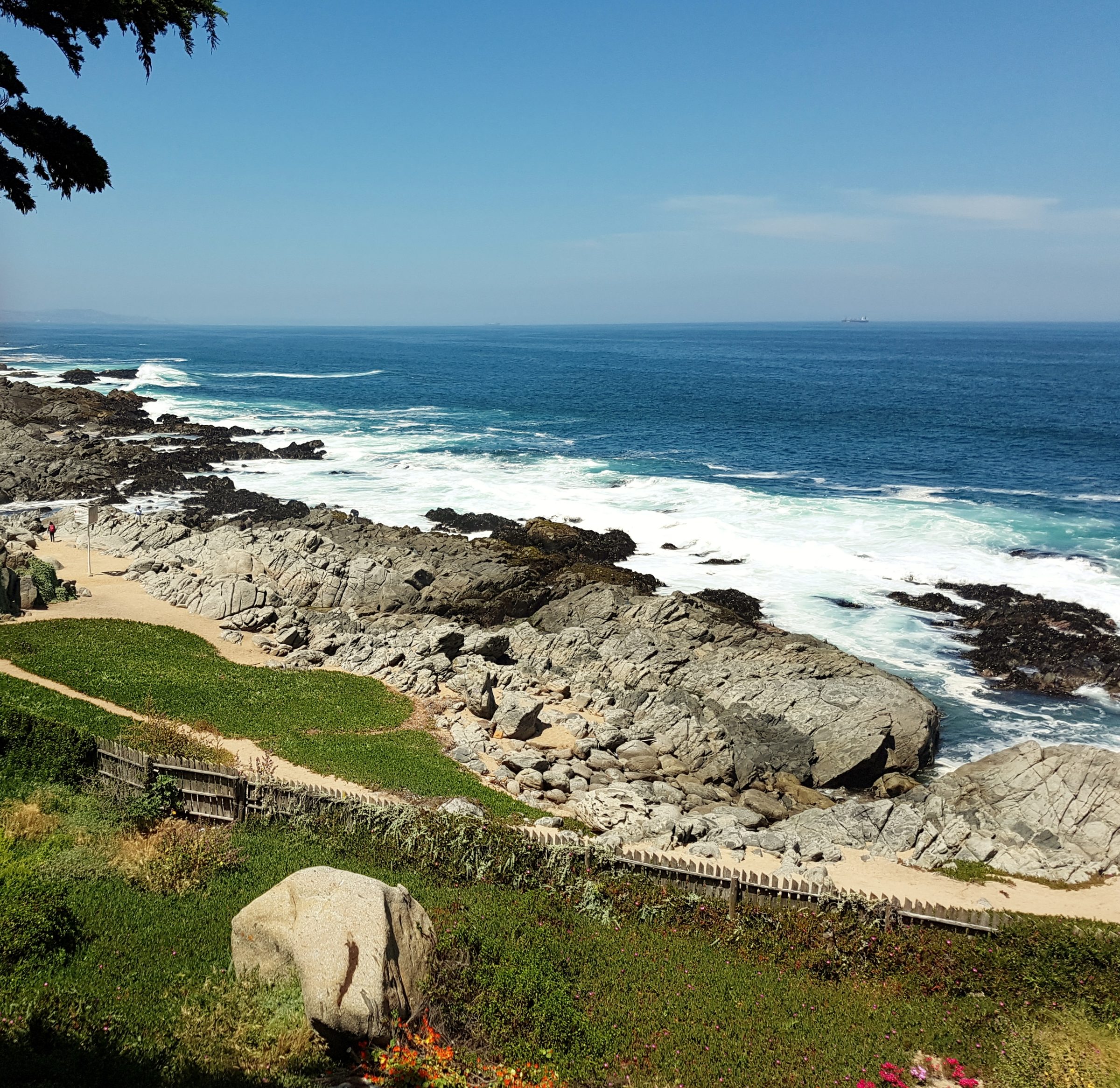 Costa rocosa y océano Pacífico en Isla Negra