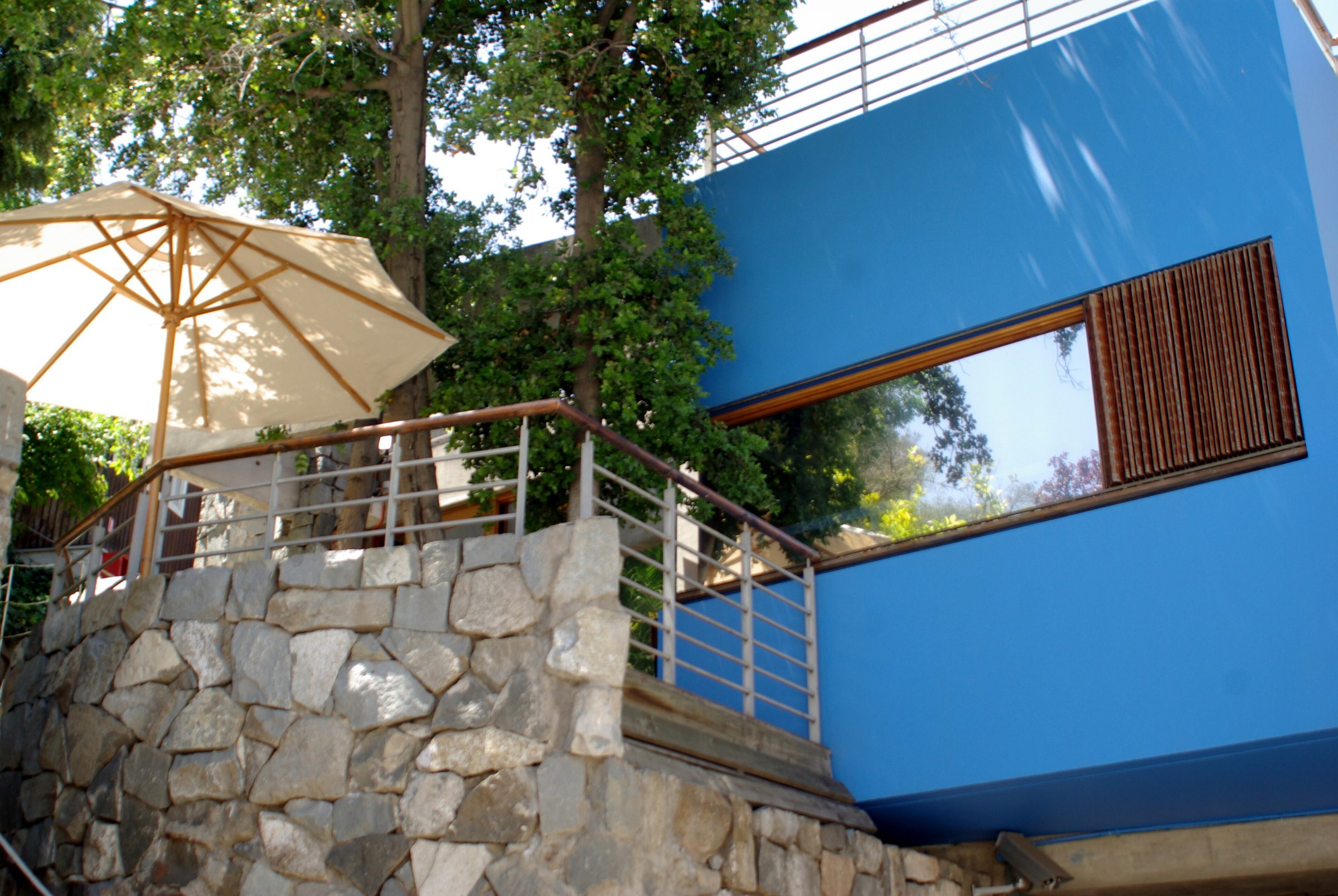 La Chascona, casa-museo de Neruda en Bellavista, de fachada azul