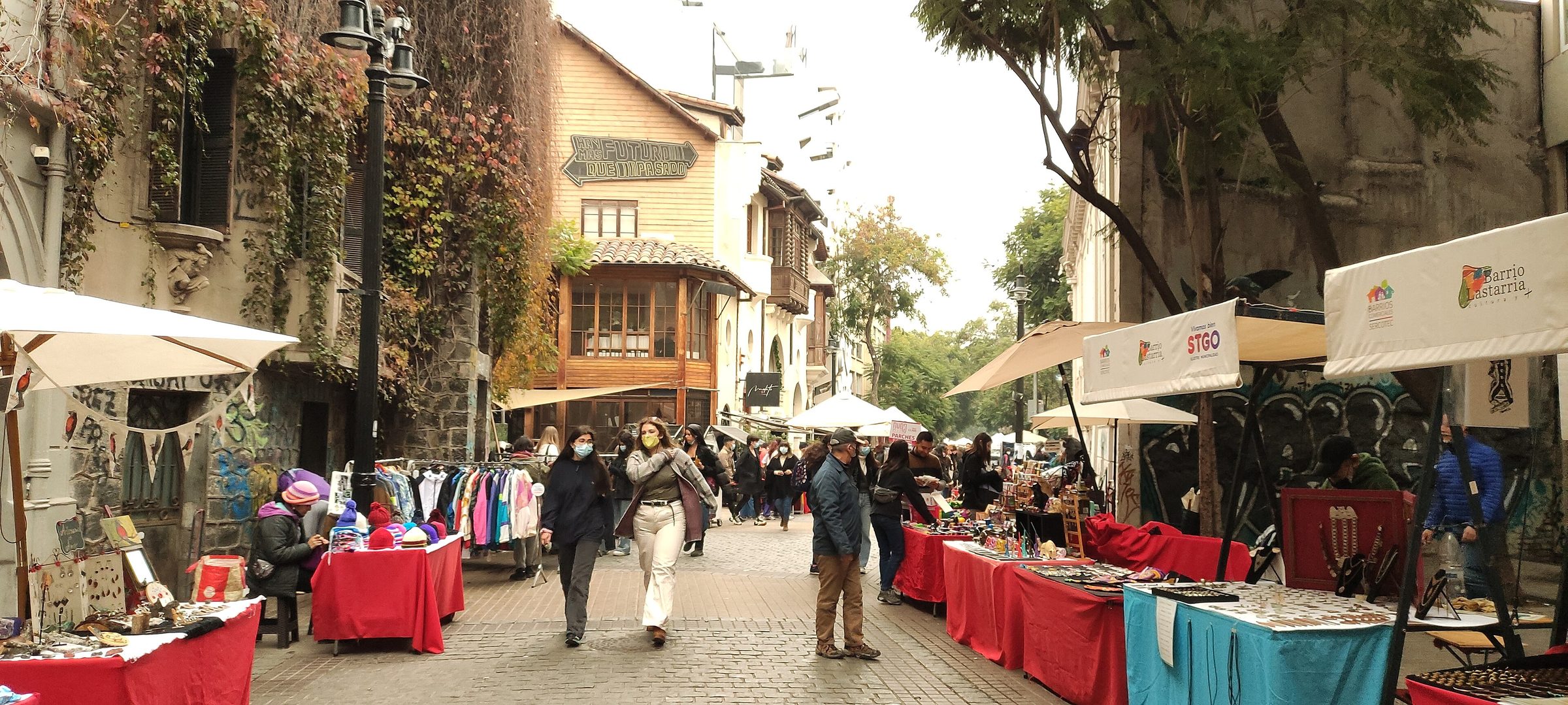 Barrio Lastarria de Santiago, calle bohemia con hiedra otoñal