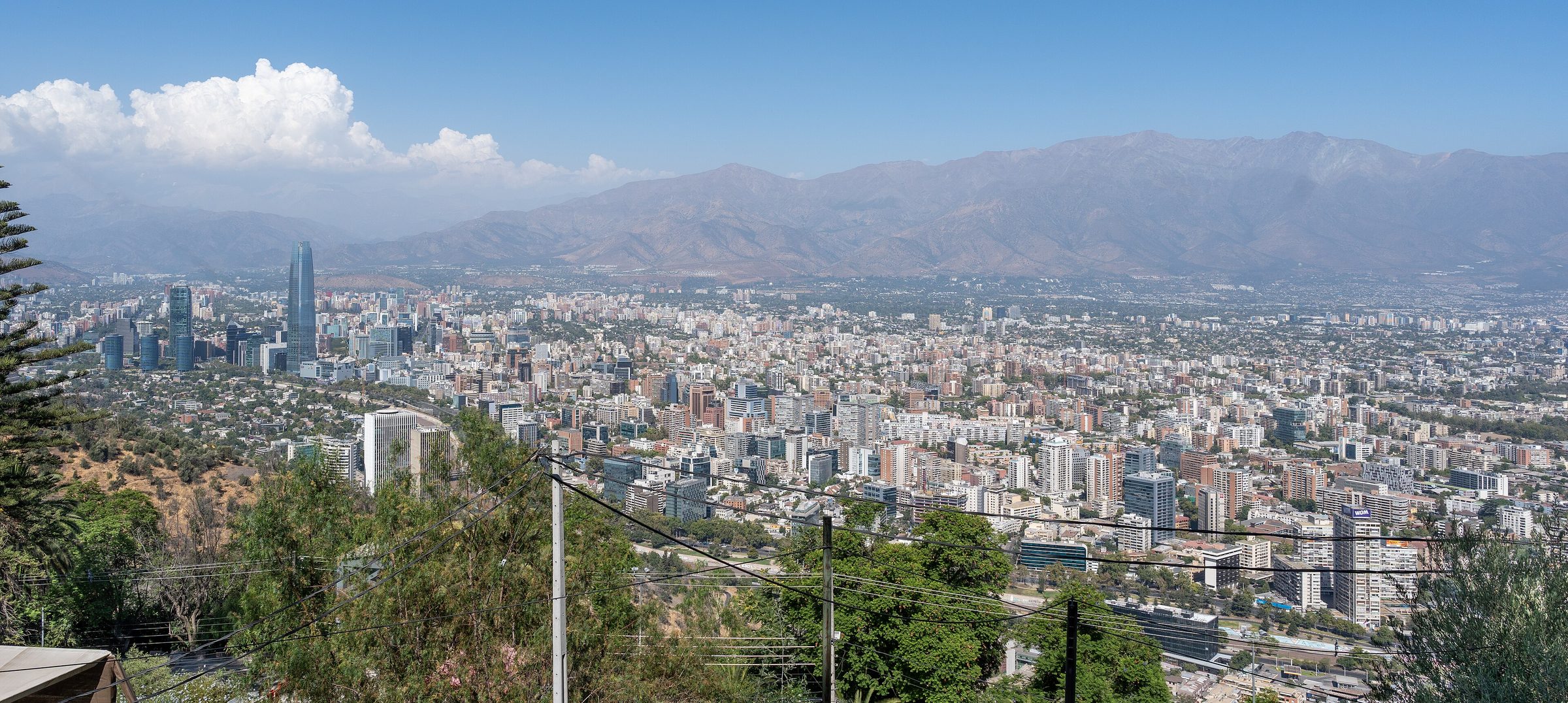 Vista de Santiago desde el cerro San Cristóbal, con la cordillera de los Andes
