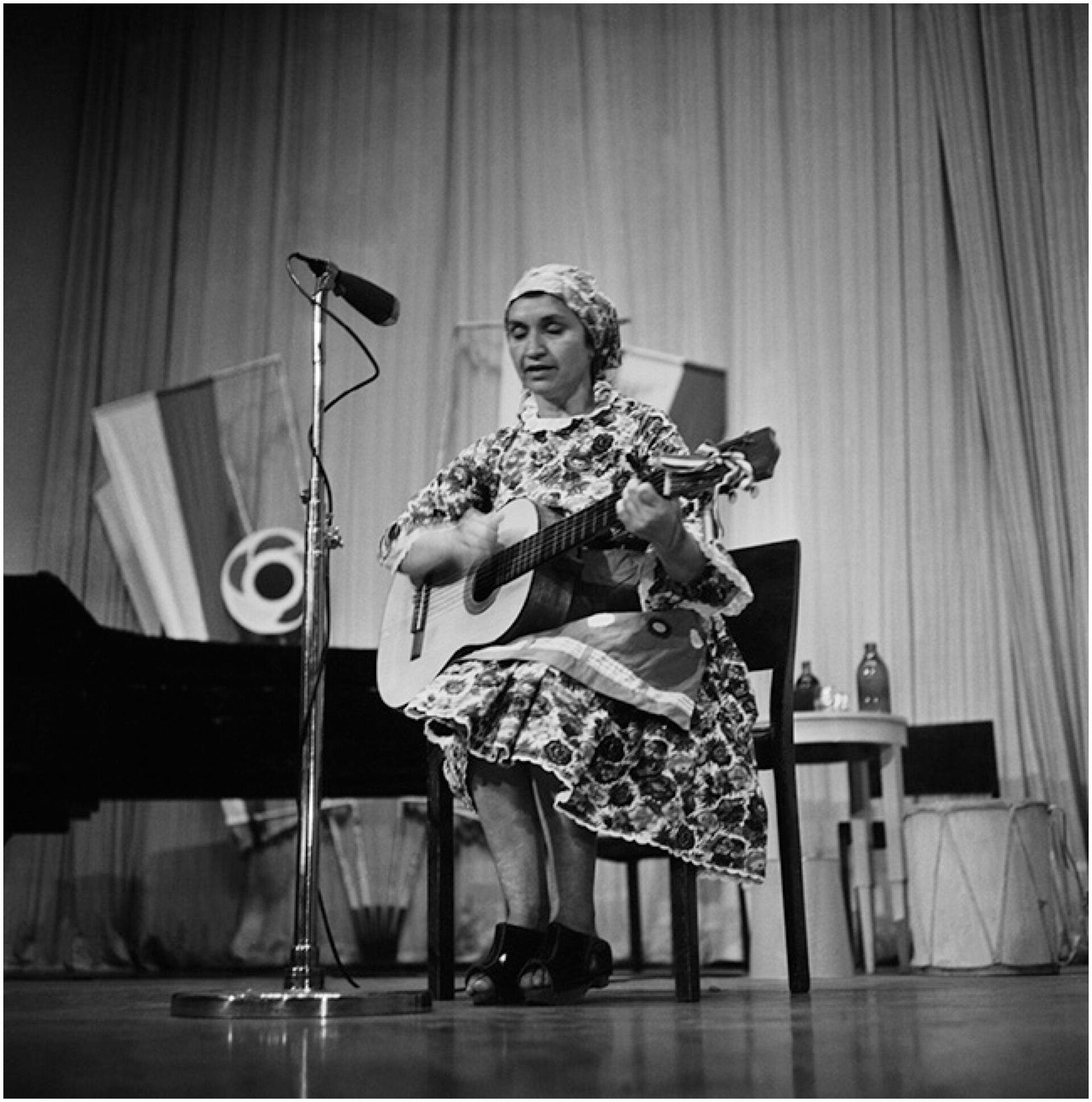 Violeta Parra tocando la guitarra